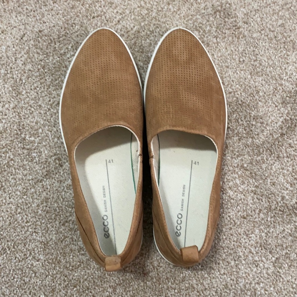 Like new! ECCO slip on sneakers, size 10 women’s